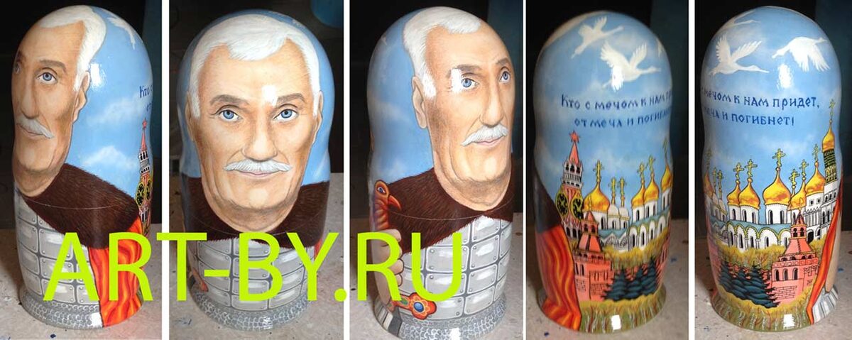 матрешка штоф с портретом начальника , высота 30 сантиметров, пять фото с разных сторон, в латах с мечом,  позади Москва