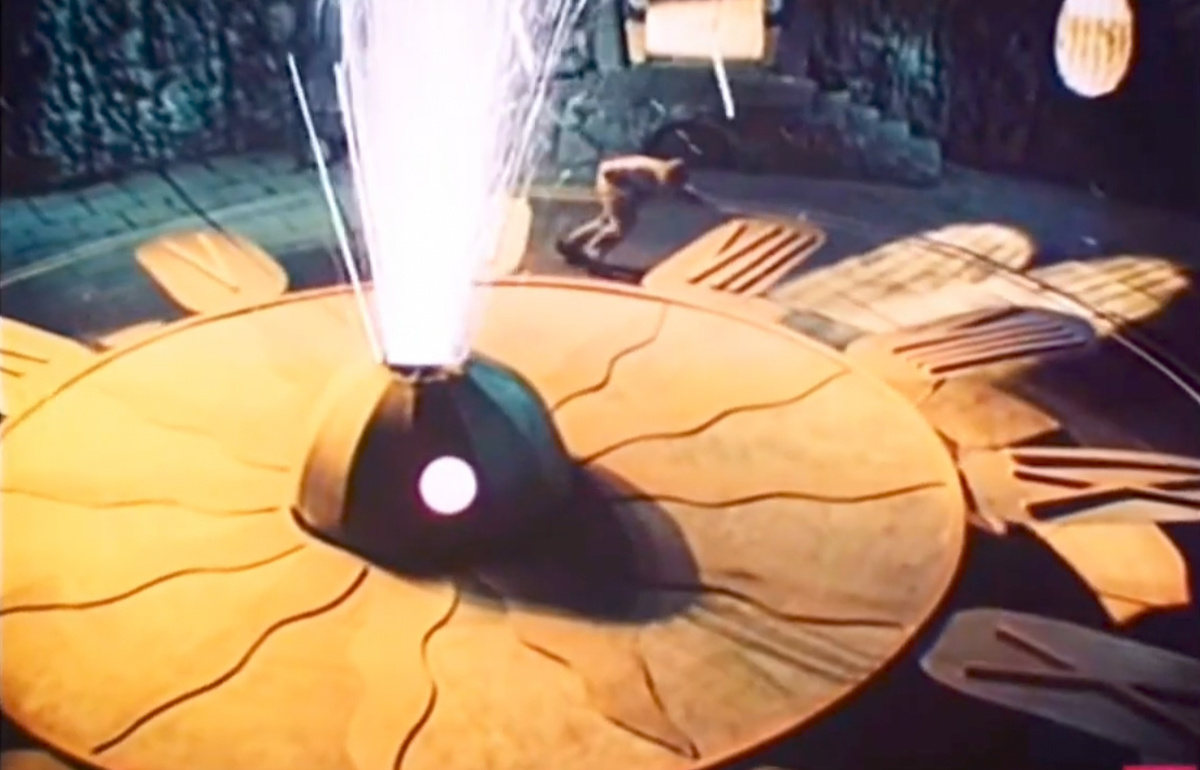 Кадр из советского фильма «Полёт в страну чудовищ». На изображении «Колесо счастья», которое изобрёл добрый и могущественный персонаж по имени Учитель. По сюжету, дети, похищенные злодеем Дулярисом, были вынуждены крутить этот механизм в обратном направлении от задуманного Учителем, и поэтому колесо счастья приносило несчастья. Учителю всё это время показывали счастливых жителей, но на самом деле все были несчастны. В конце фильма злодея Дуляриса побеждают, а Учитель начинает крутить колесо в правильном направлении, и это приносит всем счастье. Лично я хорошо помню, что если колесо счастья начать крутить правильно, то дальше оно крутится само, но, пересмотрев этот момент в фильме, я такого не увидел, что в свою очередь говорит мне о эффекте Манделы - https://dzen.ru/a/ZMsPzO9DPxCsHyep