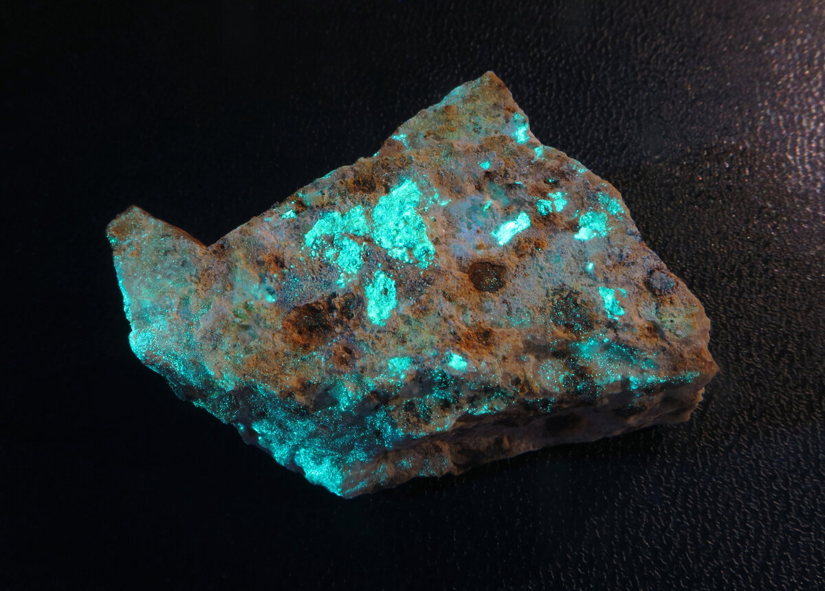 Голубоватое свечение либигита в УФ-свете. Образец из личной коллекции.