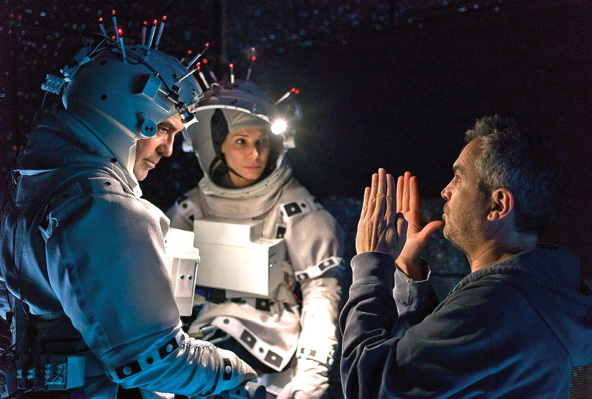 Джордж Клуни (слева), Сандра Буллок и Альфонсо Куарон на съёмках фильма