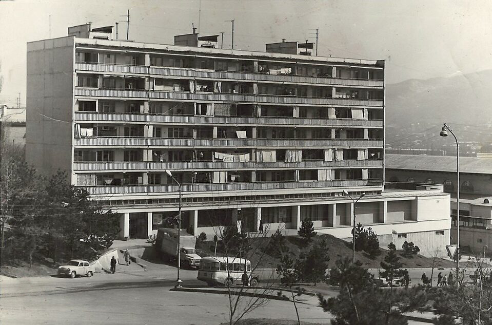 г. Кисловодск, ул. Горького, 26. Рубеж 70-80-х. Фото: Alexall (pastvu.com)