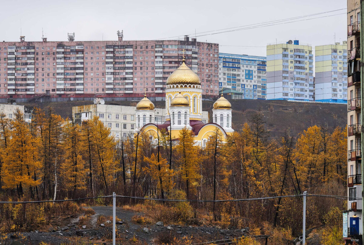 Этот прекраснейший златоглавый храм в Норильске построен в честь святой Варвары. Фото Сергея Власова. Источник: https://foto.patriarchia.ru/news/patriarshiy-vizit-v-norilskuyu-eparkhiyu-velikoe-osvyashchenie-khrama-velikomuchenitsy-varvary-v-norilske-2022-09-18/