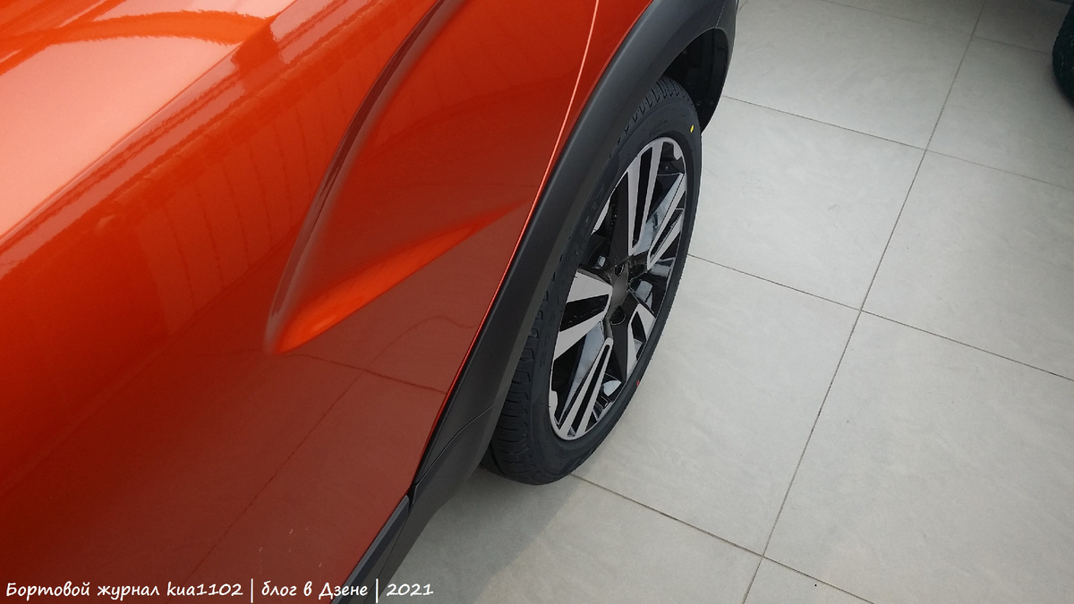 Пластиковый обвес визуально отличает кросс-версию автомобиля. Автор фотографии kua1102