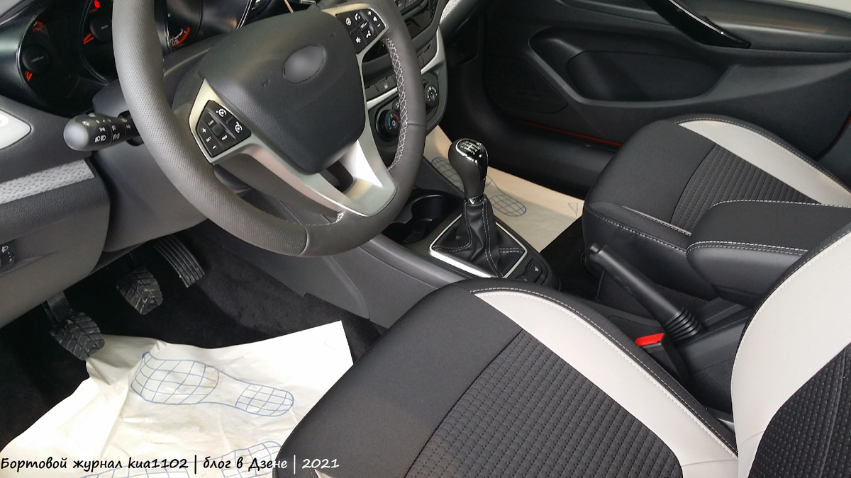 Цветовая гамма салона автомобиля в исполнении Black. Автор фотографии kua1102