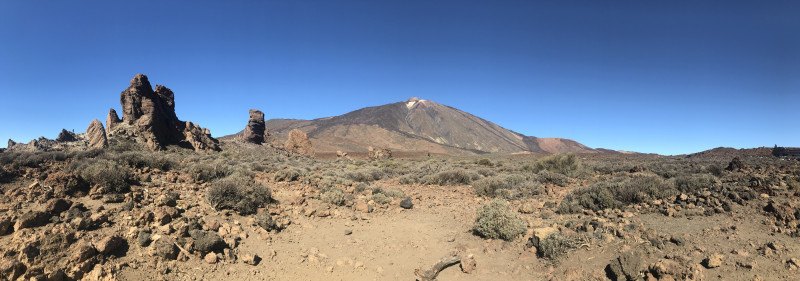 Вулкан Тейде (3718м) спит. Канатка за восемь минут поднимает туристов до высоты 3555 метров.