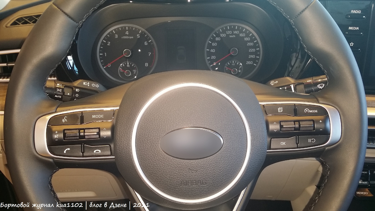 Форма руля и кнопочки на мультируле совершенно идентичны более дешевым моделям бренда. Автор фотографии kua1102