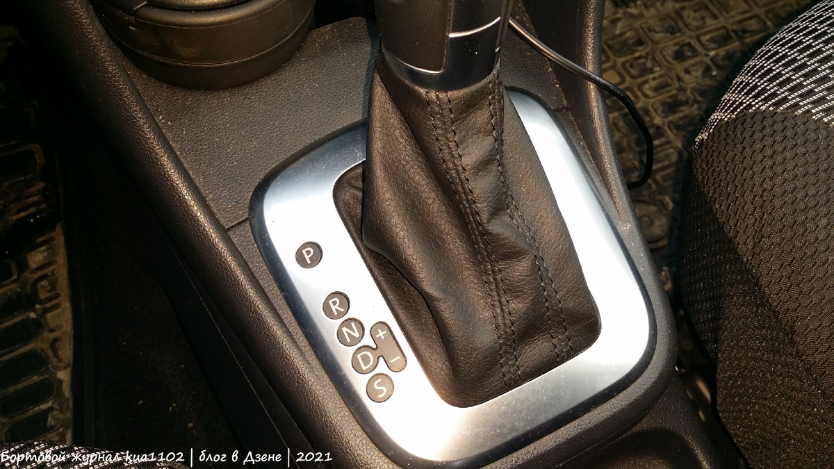 Индикация режимов работы автоматической коробки передач в Volkswagen Polo выполнена в минималистичном стиле. Автор фотографии kua1102