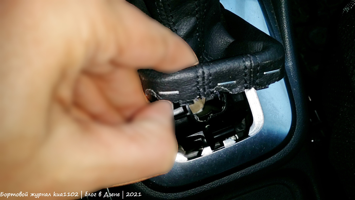 Справа от моего большого пальца находится один из пластиковых пазов, которыми пластиковая скоба крепится к ложу. Автор фотографии kua1102