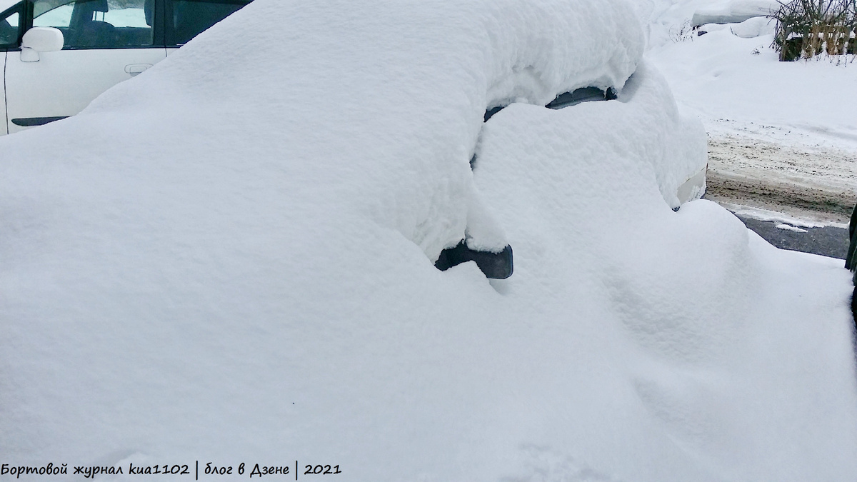 Парковки около домов в нашем городе в зимнее время года превращаются в "зимние паркинги постоянного пребывания автомобилей". Автор фотографии kua1102