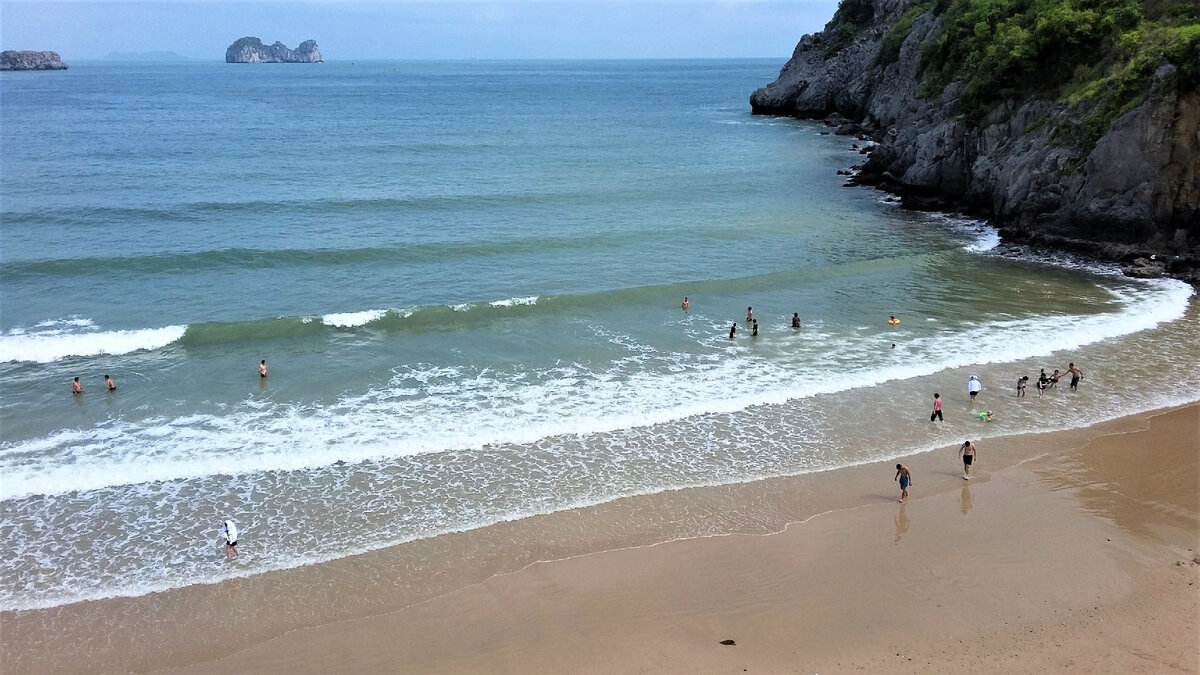 Фотографии, к сожалению, не передают тот адский шум, что был на этом пляже номер 1 острова Кат Ба, но на видео он отлично слышен