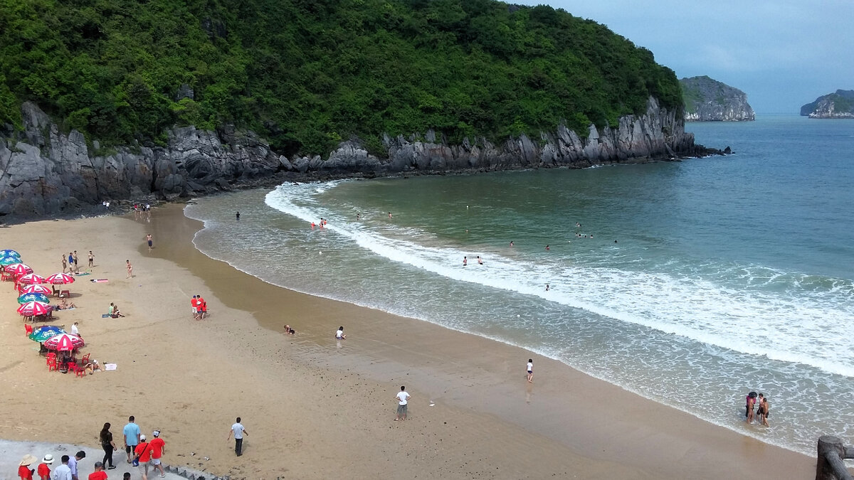 Фотографии, к сожалению, не передают тот адский шум, что был на этом пляже номер 1 острова Кат Ба, но на видео он отлично слышен