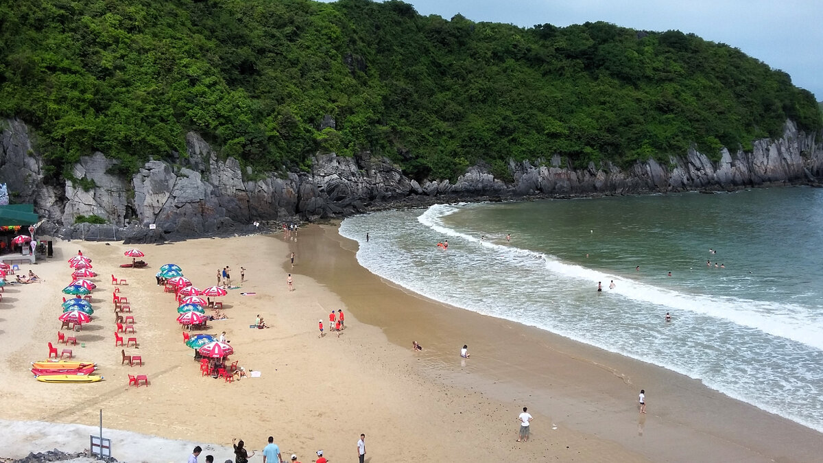 Фотографии, к сожалению, не передают тот адский шум, что был на этом пляже номер 1 острова Кат Ба, но на видео он отлично слышен