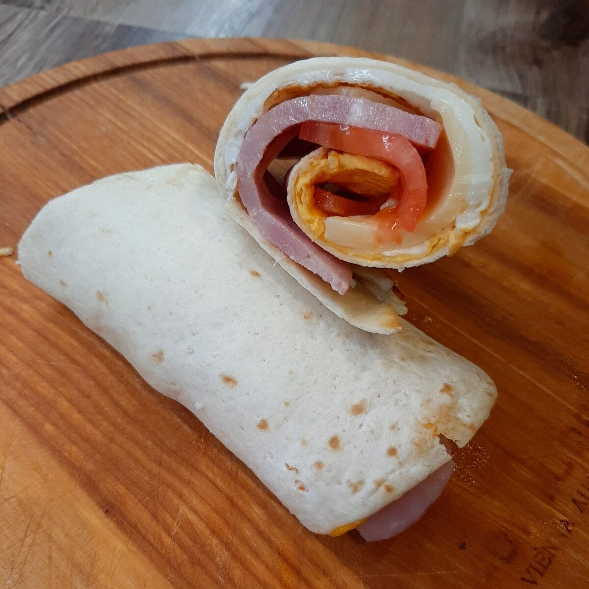 Листайте галерею, внутри пошаговые фото приготовления рулета с омлетом и ветчиной на завтрак