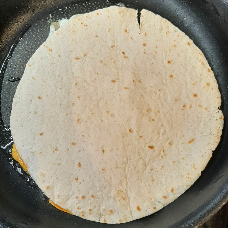 Омлет на сковородке накрываем сверху лепешкой