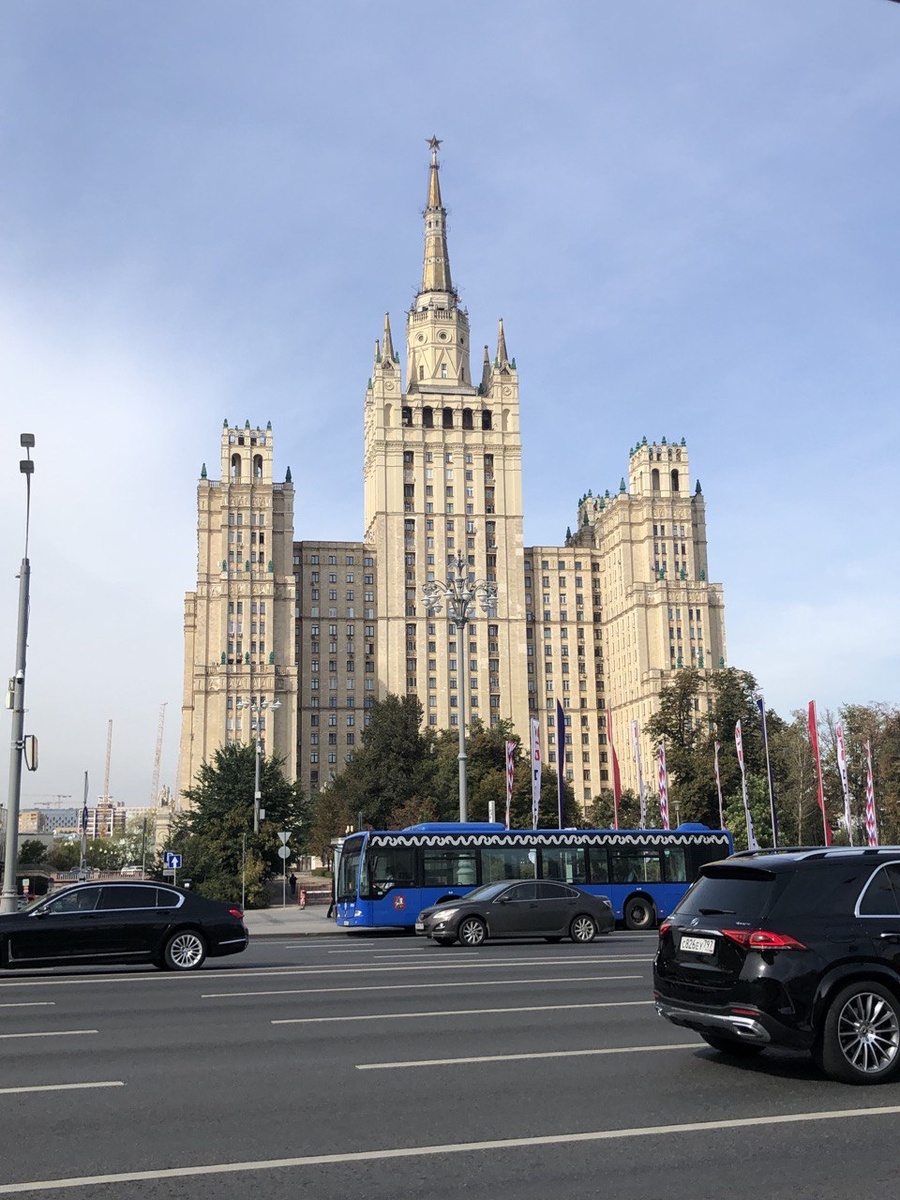 Знаменитые Сталинские высотки. Наверняка это очень элитное жилье в Москве. 