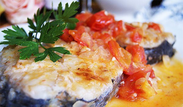 Жареная треска с луком и помидорами