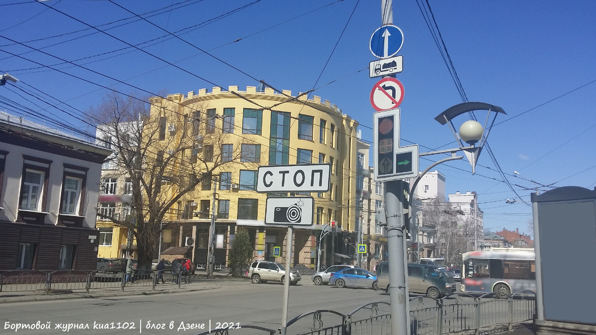 Перекрёсток в нашем городе, поворот направо на котором регулируется дополнительной секцией светофора. Автор фотографии kua1102