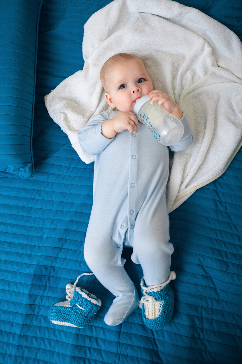 При смешанном вскармливании малыш питается грудным молоком и получает докорм детской смесью