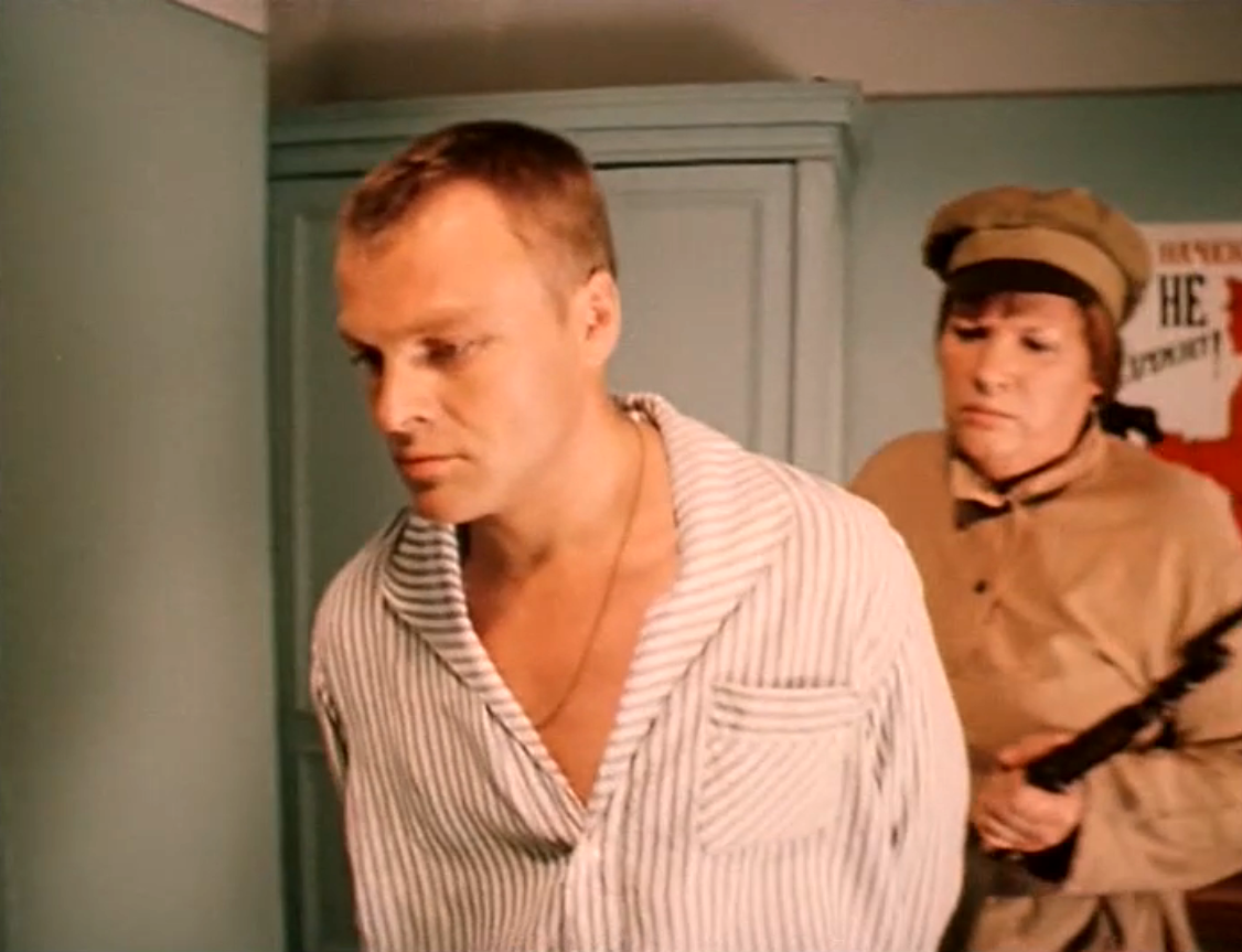 Ведут в камеру. 