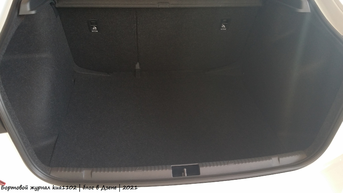 Автомобиль Volkswagen Polo в кузове лифтбек обладает внушительным багажным отделением. Автор фотографии kua1102