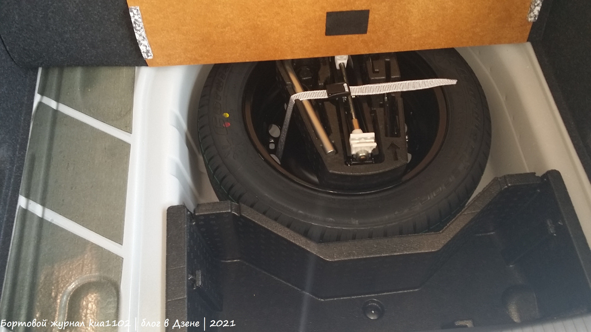 Обратите внимание на количество виброизоляции на "ванне" запасного колеса в автомобиле Volkswagen Polo. Автор фотографии kua1102