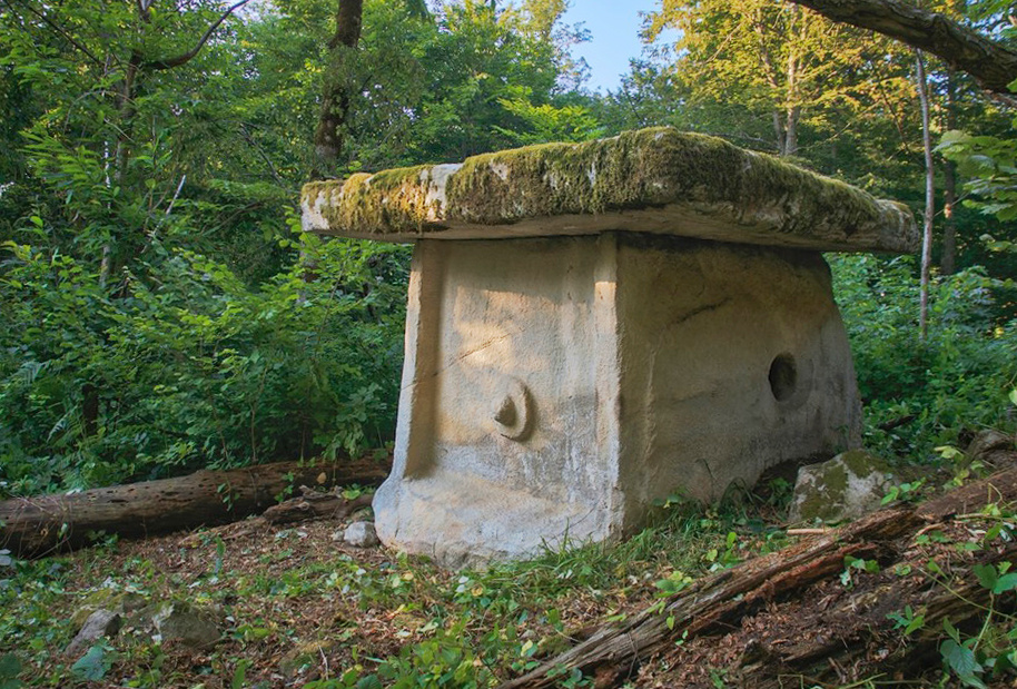 Дольмен Кубик, около Туапсе