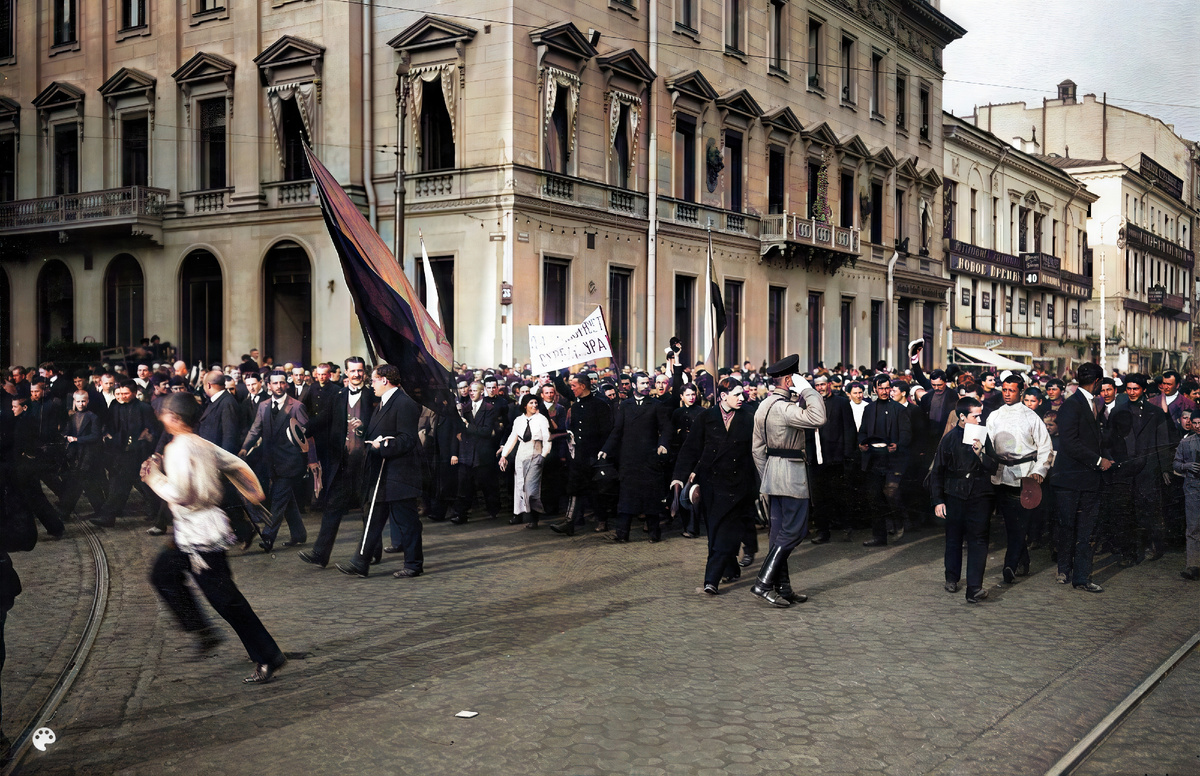 1914. Участники манифестации по случаю отклонения Сербией ультиматума Австро-Венгрии, на углу Невского проспекта и Михайловской улицы