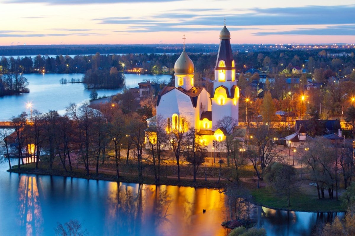Церковь Петра и Павла видна с разных точек города. Фото: © Литвяк Игорь / Фотобанк Лори