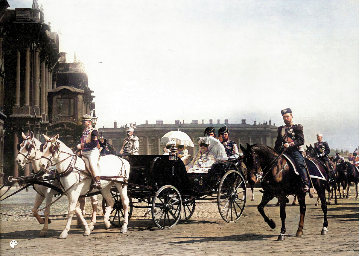 1901. Император Николай II, вдовствующая императрица Мария Федоровна и императрица Александра Федоровна. Майский парад