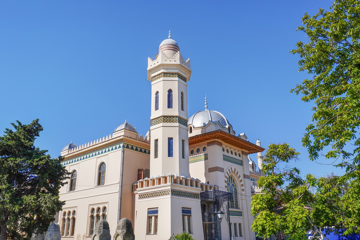 Красивейшая дача Феодосии – подарок табачного фабриканта Иосифа Стамболи жене Рахили. Фото: © Татьяна Т / Фотобанк Лори