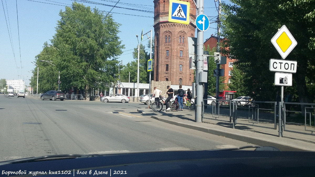 В летнее время года нужно быть предельно внимательным на дороге, т.к. на проезжей части появляется значительное число велосипедистов, скутеристов и т.п. Автор фотографии kua1102