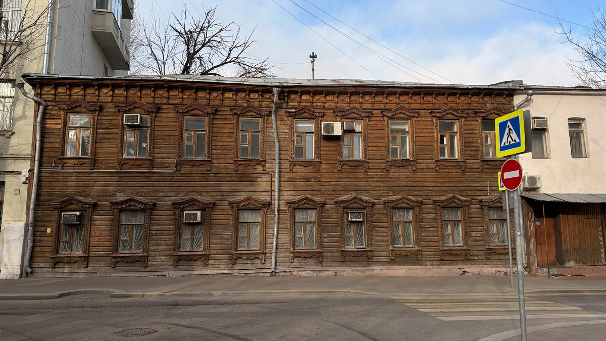 На Новокузнецкой улице сохранился деревянный дом, датированный 1872 годом. Фото: Мир Квартир