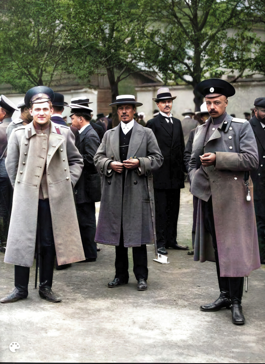 Август 1914 - Офицеры в ожидании приема у воинского начальника, наб. р. Фонтанки