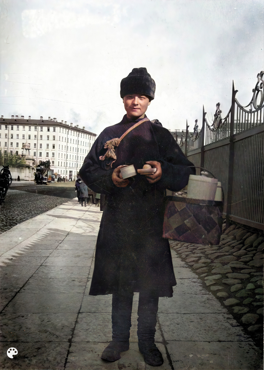 1900-е. Продавец кустарных изделий (разносчик) на Бассейной улице возле сада «Прудки»