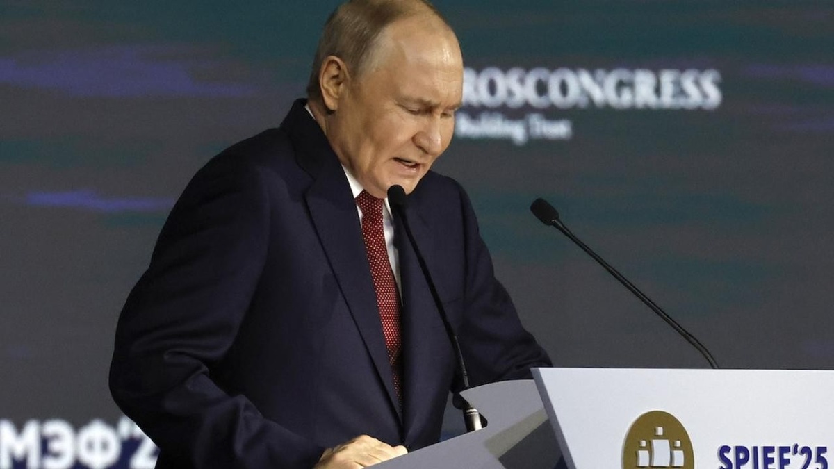 Вместе с падением экономики можно упасть и самому? А этого нельзя допустить... ♦ ЭКОНОМИКА, СТОЙ, АТЬ-ДВА: Владимир Путин запретил российской экономике падать и стагнировать...

Российская экономика «ни в коем случае» не должна падать или стагнировать, заявил президент Владимир Путин в программной речи на ПМЭФ-2025.

По словам Путина, несмотря на сложный внешний фон, ВВП России в последние два года «прибавлял более 4% ежегодно, то есть рос темпами выше среднемировых». Но теперь ситуация изменилась: по данным Росстата, к концу марта экономический рост замедлился до 1,4%, а квартал к кварталу экономика начала сокращаться впервые с 2022 года.

«Некоторые специалисты, эксперты указывают на риски стагнации и даже рецессии. Этого, безусловно, ни в коем случае нельзя допустить», — сказал Путин.

О том, что Россия находится «на грани» экономического спада, накануне на Петербургском форуме заявил министр экономического развития Максим Решетников. А глава ЦБ Эльвира Набиуллина предупредила, что ресурсы экономики, позволявшие расти в условиях боевых действий и санкций, «исчерпаны» ♦ https://www.facebook.com/feanoreldarian/posts/pfbid02ASce3XNpxQPtRJRdTcgX2nu8j5p3CiJGuhBw93RWkNNFZs4nFnjaUJkosyhd4u63l