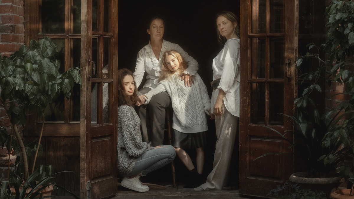 усадьба Родена в москве Людмила и ее дочь Юлия  с детьми Лизой и Алисой