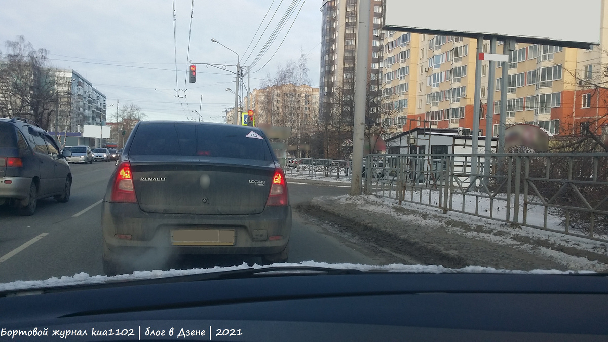 Справа находится выезд с прилегающей территории, который используется и для поворота налево и для поворота направо. Автор фотографии kua1102