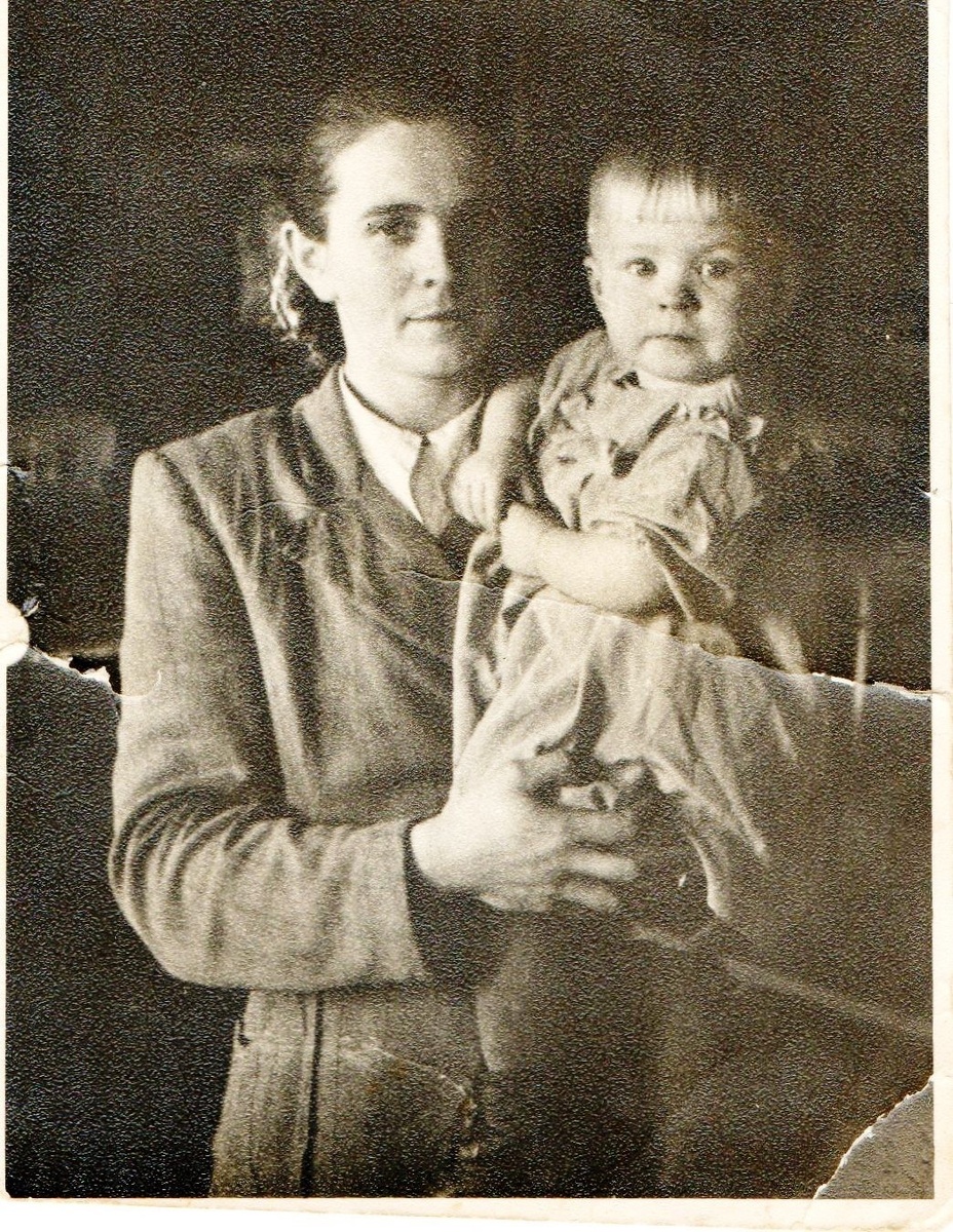 С дочкой Людмилой, моей мамой (фото 1955 года)