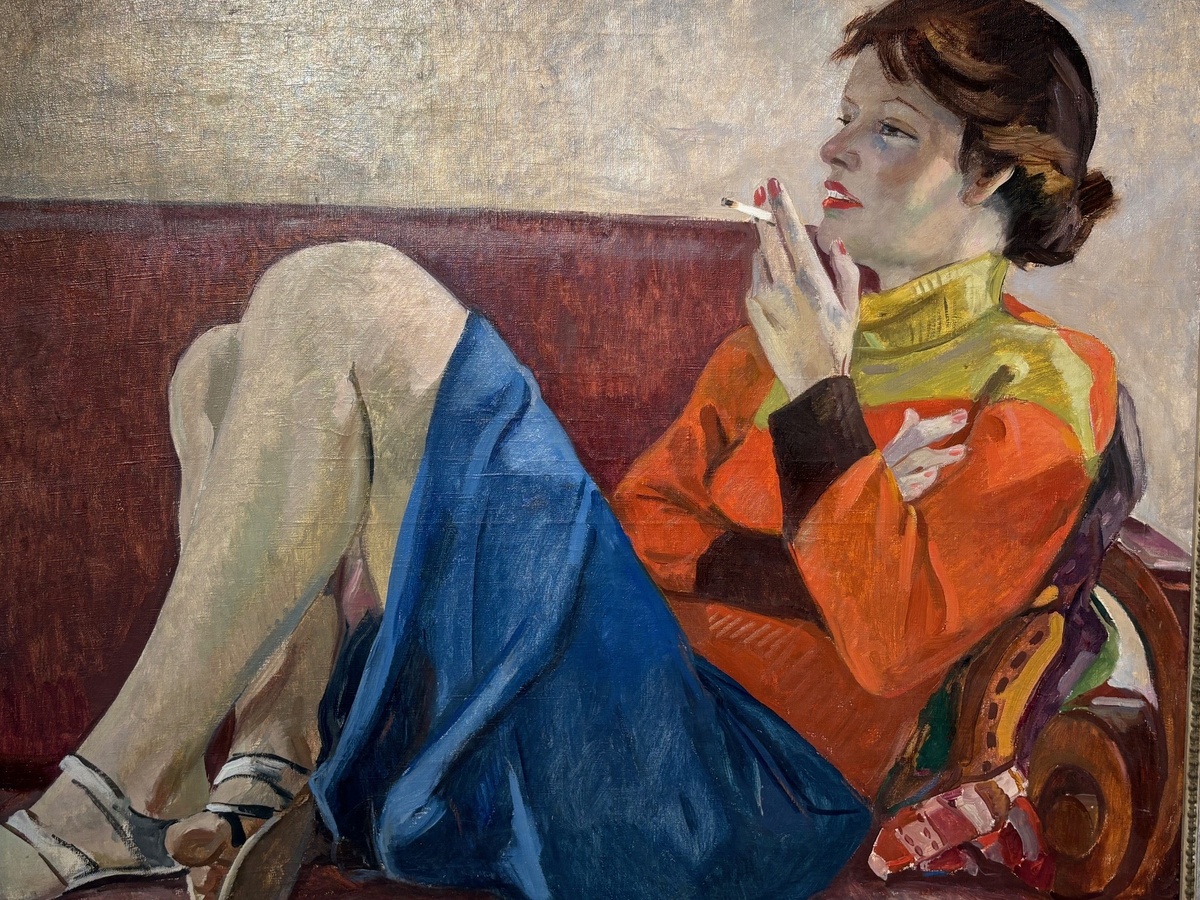  Женщина как совокупность значений или объект, который состоит из других объектов; Женщина и диван; Женщина и размышления; Женщина и сигарета; ♦ НЕОБЫЧНЫЙ АЛЕКСАНДР ДЕЙНЕКА
В Тбилиси есть не только Пиросмани, но немало очень неплохих картин известных художников. Обнаружила вот это полотно известнейшего советского художника Александра Дейнеки, написанное в 1930 году. Оказалось, он воспевал не только колхозниц, спортсменов и советских воинов. В молодости он явно склонялся к импрессионизму и создавал весьма небанальные портреты. Мало того, что женщина развалилась на диване в весьма вольной позе с сигаретой в руке. Она к тому же еще и американка… ♦ https://www.facebook.com/beglova.n/posts/pfbid0ed4QMTgAc1vwPofhLQSAVainwGnmswFoRAe6faPcaM1Egx7aWJv43UznwvFbXeWNl