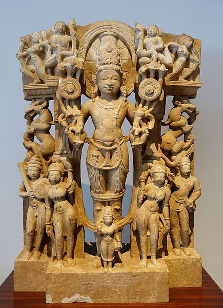 Сурья. Центральная Индия, X-XI вв. Источник: https://en.wikipedia.org/wiki/File:Surya,_Central_India,_10th-11th_century_AD,_sandstone_-_Matsuoka_Museum_of_Art_-_Tokyo,_Japan_-_DSC07167.JPG 