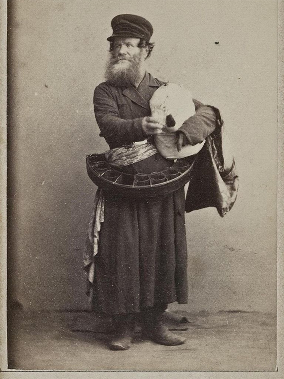 Бродячий торговец офеня. Фото В. Каррик (1860).