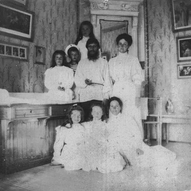 Григорий Распутин с императрицей, царскими детьми и гувернанткой. Царское Село, 1908 год