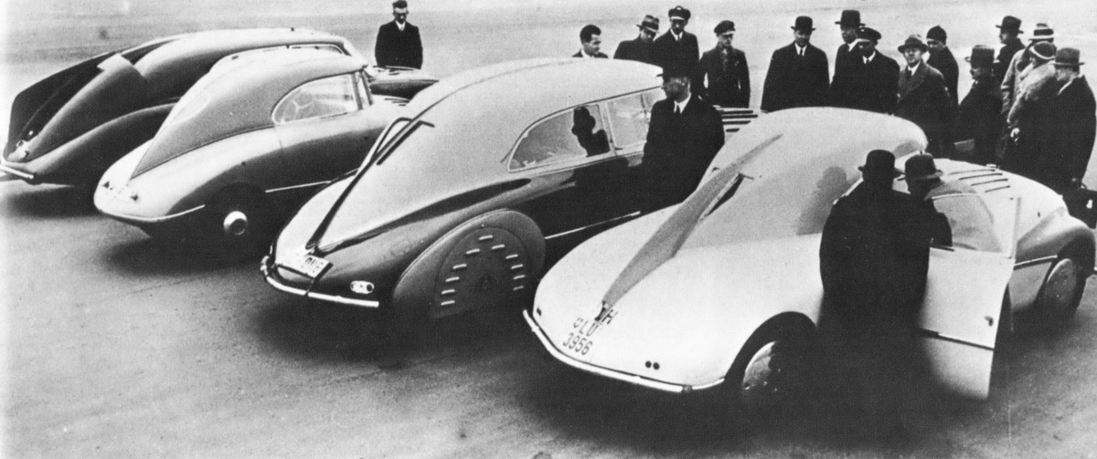 Одним из пионеров автомобильной аэродинамики был венгр Пауль Ярай, бывший инженер по аэродинамике на дирижаблестроительной фирме графа Цеппелина, который, оказавшись после войны не у дел, решил "подружить" обтекаемую форму капли с функционалом полноценного автомобиля, пригодного к повседневной езде.