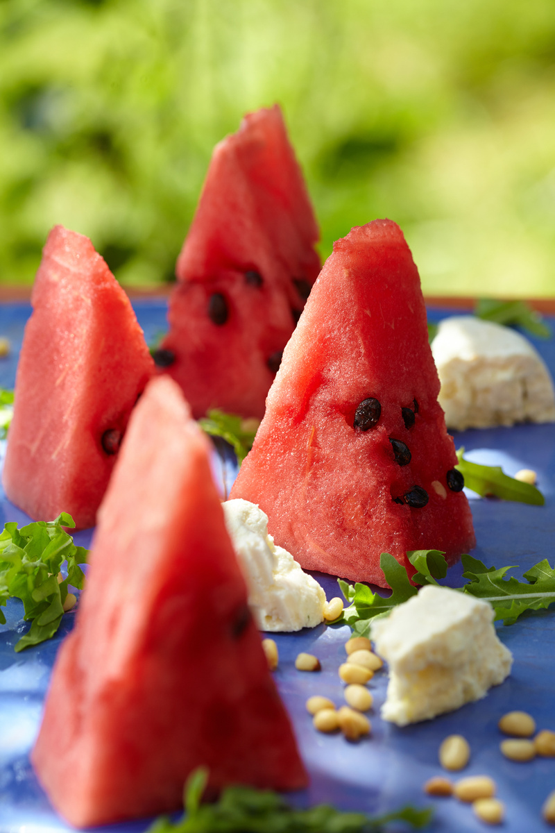 Арбуз с овечьим сыром и руколой