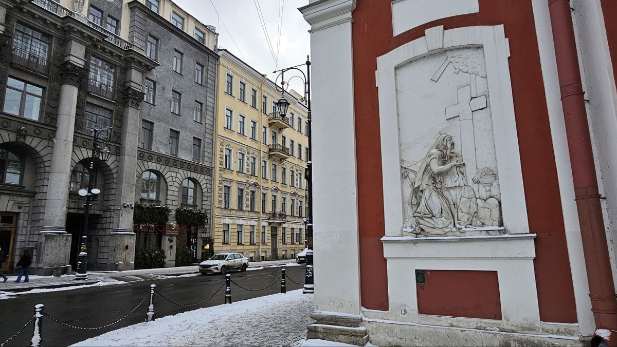 Барельеф Пантелеймоновской церкви. Фото: Мир Квартир