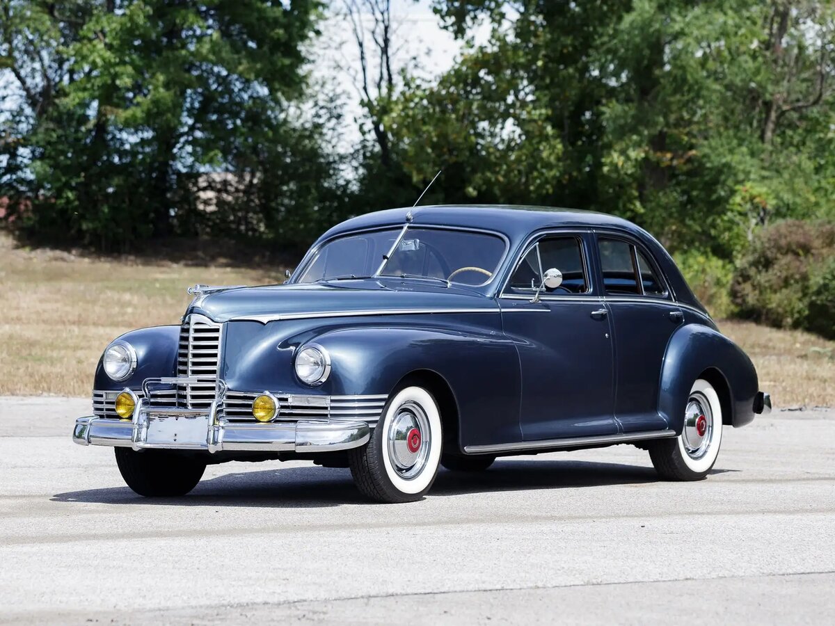 Packard Clipper в кузове образца 1941 - 1947 модельных годов. К 1948 году передние крылья окончательно объединят с задними, получив полноценный "понтон".