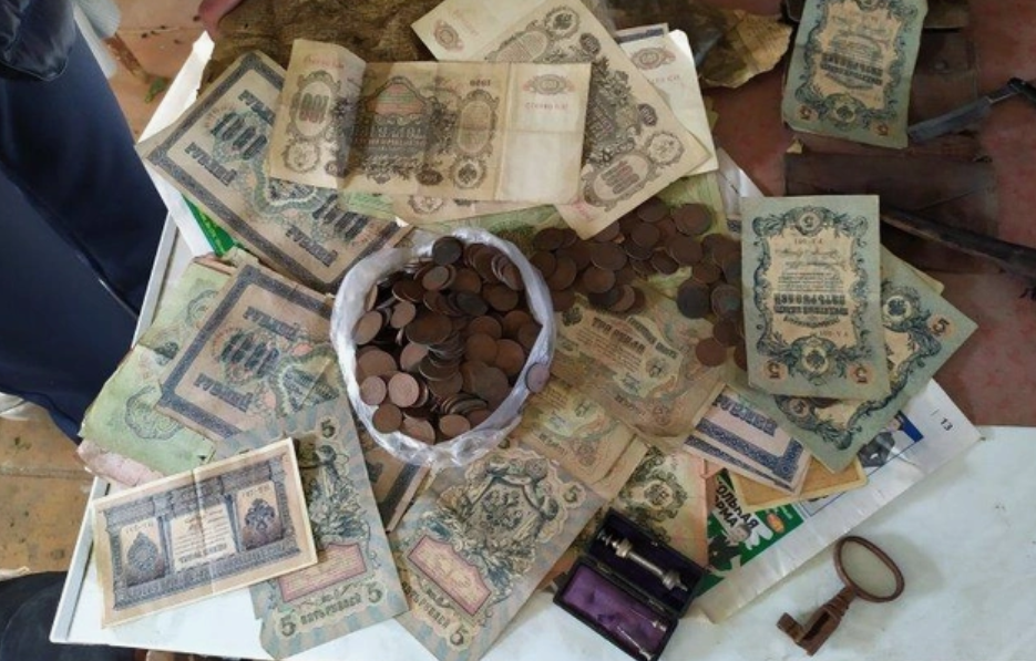 Старинные купюры и монеты