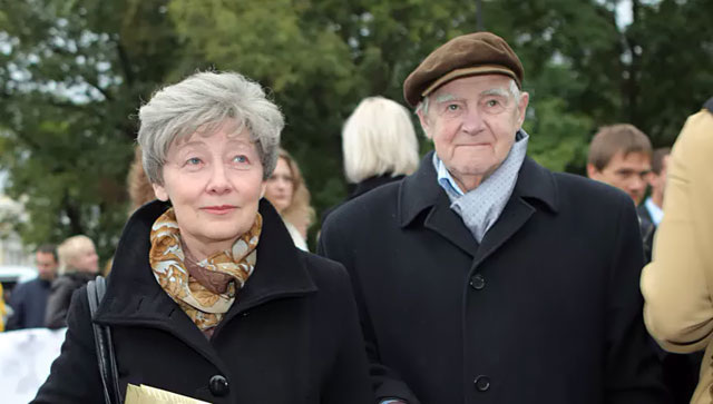 Даниил Гранин с супругой перед началом церемонии вручения премии «ТЭФИ-2009»