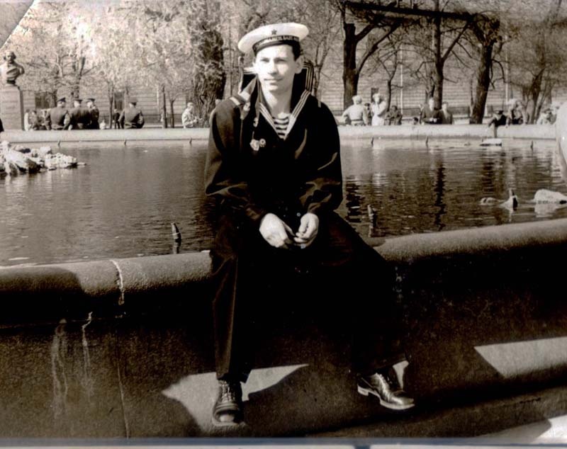 Мой отец. Ленинград. Александровский сад. Конец 1950-х — начало 1960-х. Фото из личного архива автора.