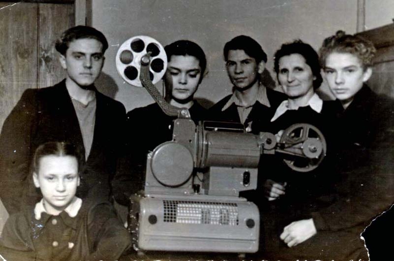 Школьный кружок киномехаников. Середина 1950-х. Фото из личного архива автора.